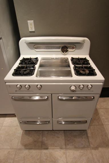 VINTAGE GAS RANGE / OVEN WITH CENTER PANCAKE GRILL