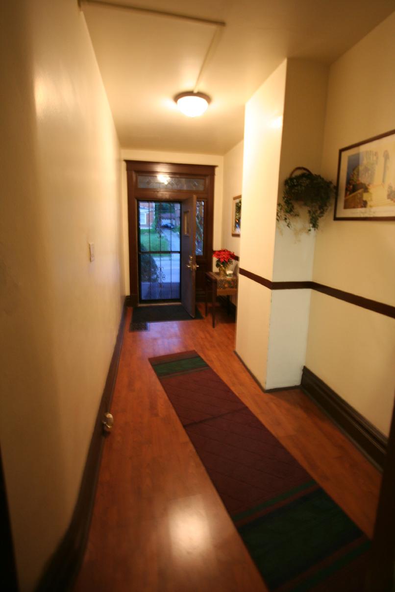 LUXURY 1 BEDROOM APARTMENT ONLY 5 MINUTES FROM DOWNTOWN PITTSBURGH